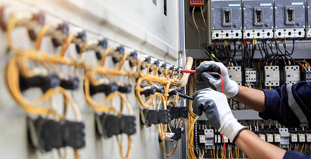 Professional Electrician technician working in Hill 'n Dale, FL